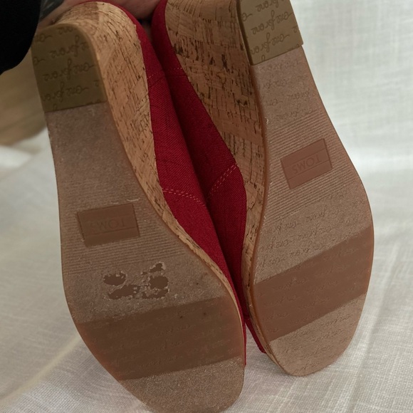 NEW! TOMS Size 8 Red Canvas Peep Toe Cork Wedge Heels Women - Picture 5 of 6
